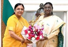 Smt. Savitri Thakur presenting a bouquet to the President of India.