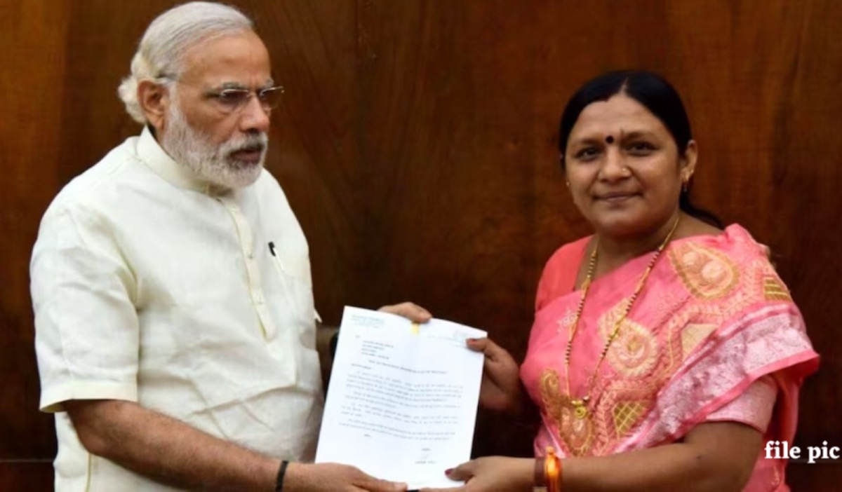 Smt. Savitri Thakur holding a document alongside the Prime Minister of India, Shri Narendra Modi.