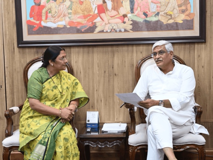 Smt. Savitri Thakur seated in discussion with another Union Minister in a wood-panelled office.